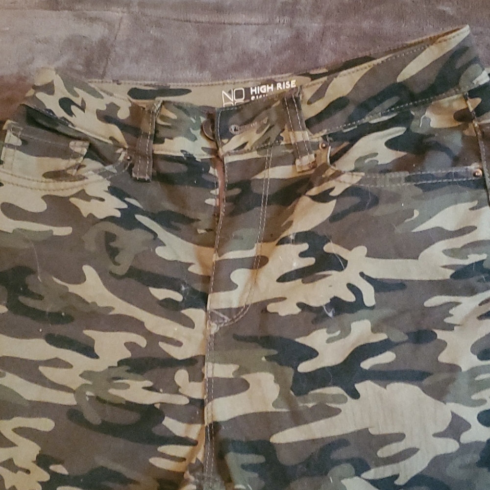 High rise skinny jeans size 7 camo.